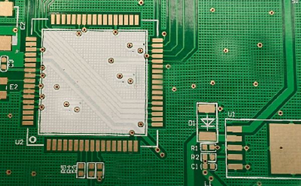 PCBA上的導(dǎo)通孔 PCBA上的導(dǎo)通孔
